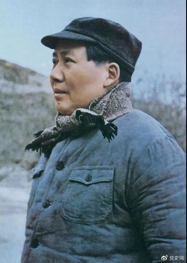 　　1947年3月18日，中共中央機關(guān)主動(dòng)撤離延安。毛澤東和周恩來(lái)、任弼時(shí)等繼續留在陜北，指揮全國人民解放戰爭。這是轉戰陜北前夕的毛澤東。